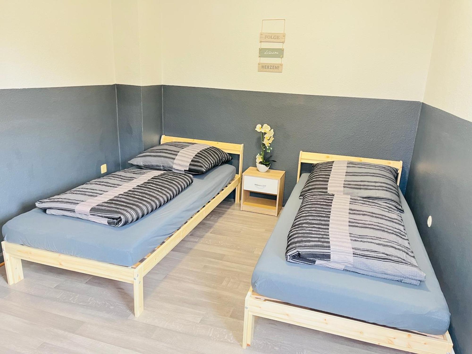 Monteurzimmer Leo 2 *
